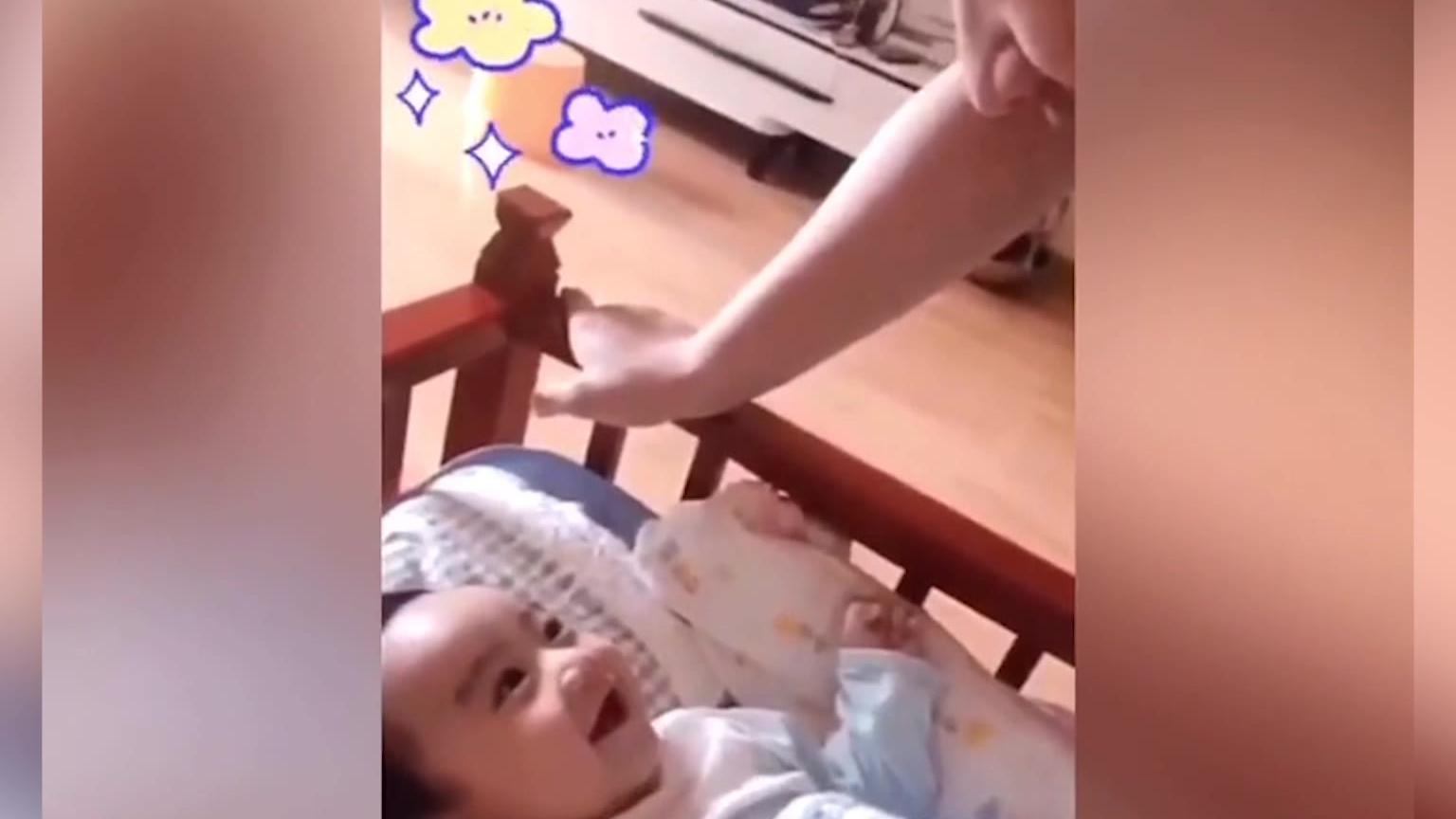 爸爸教孩子叫“爸爸”,孩子的回答“亮了”横版